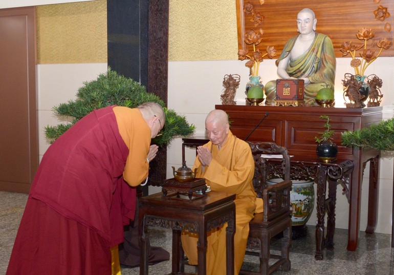 Phái đoàn tham dự Hội nghị Ban Thư ký Diễn đàn Phật giáo châu Á vì hòa bình (ABCP) lần thứ 14 đến chùa Huê Nghiêm - TP.Thủ Đức (TP.HCM) vấn an, đảnh lễ Đức Pháp chủ GHPGVN vào sáng 8-10 - Ảnh: Bảo Toàn