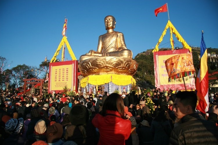 Tượng Đức vua - Phật hoàng Trần Nhân Tông tại Yên Tử