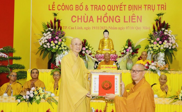 Hòa thượng Thích Chơn Minh trao quyết định bổ nhiệm trụ trì chùa Hồng Liên đến Thượng tọa Thích Minh Thuận