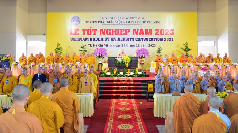 Hòa thượng Viện trưởng Học viện Phật giáo VN tại TP.HCM và chư tôn đức chứng minh Lễ tốt nghiệp sáng 29-12-2023, tổ chức tại Đại giảng đường Minh Châu, cơ sở II (H.Bình Chánh).