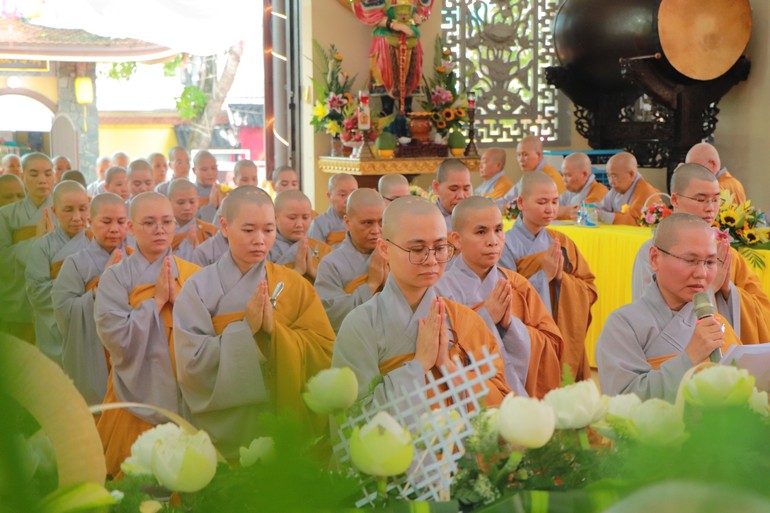 Đại diện hành giả Ni tác bạch tạ pháp khoá An cư kiết hạ Phật lịch 2567 tại chùa Kiều Đàm