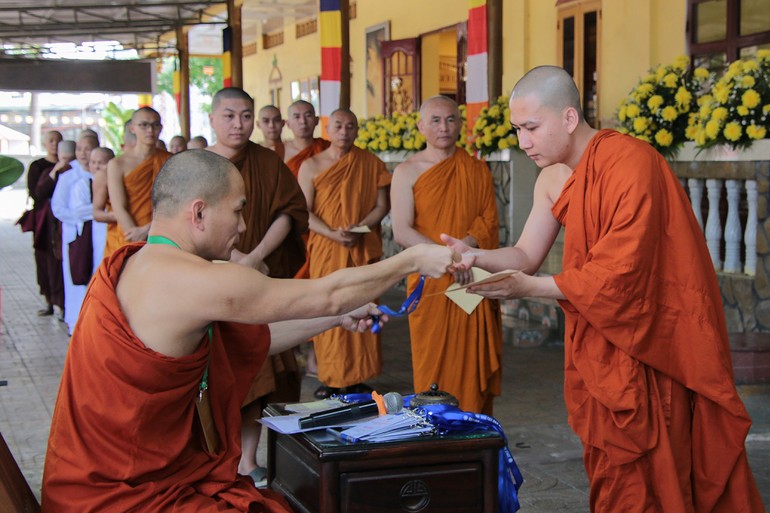Giới tử trình giấy báo trúng tuyển và nhận thẻ đeo trước khi nhập chúng giới trường chùa Bửu Quang
