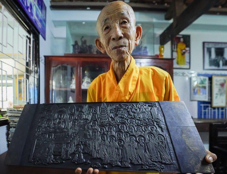 Trưởng lão Hòa thượng Thích Huệ Tánh với mộc bản kinh Pháp hoa - Ảnh: Chí Hùng