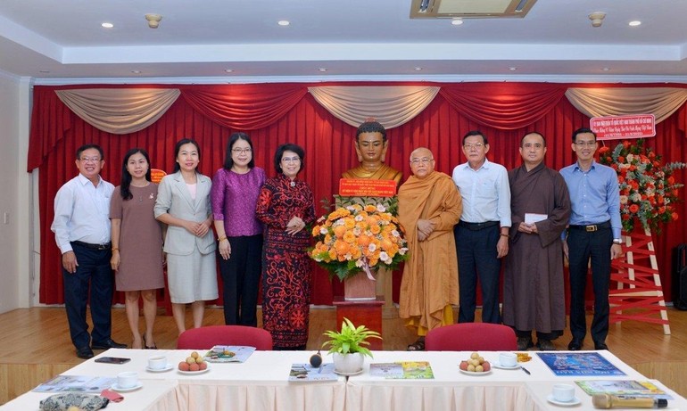 Nhân ngày Báo chí Việt Nam, bà Tô Thị Bích Châu, Ủy viên Ban Thường vụ Thành ủy, Chủ tịch Ủy ban MTTQVN TP.HCM đã đại diện lãnh đạo Thành phố đến thăm, chúc mừng Báo Giác Ngộ