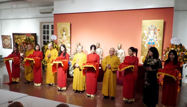 Triển lãm mỹ thuật với chủ đề “Sen đầu hạ” chào mừng Đại hội đại biểu Phật giáo toàn quốc lần IX chính thức khai mạc vào chiều ngày 26-11 tại Trường Đại học Mỹ thuật Việt Nam