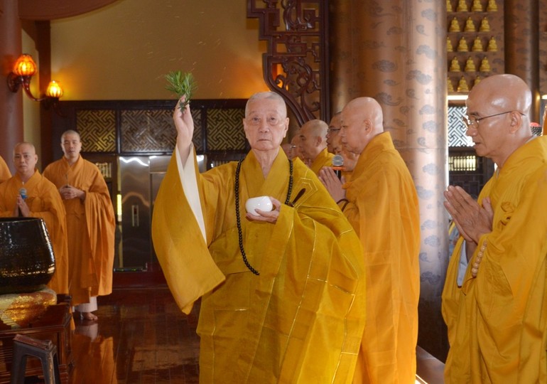Sáng 7-2, lễ khai đàn Pháp hội Dược Sư xuân Quý Mão đã được trang nghiêm tổ chức tại chùa Huê Nghiêm, TP.Thủ Đức.
