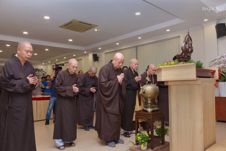 Chư tôn đức đảnh lễ, tưởng niệm Bồ-tát Thích Quảng Đức tại triển lãm ảnh tư liệu báo chí Phật giáo tại Báo Giác Ngộ