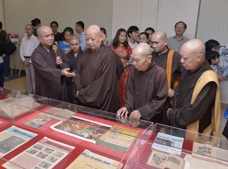 Buổi khai mạc triển lãm tư liệu báo chí Phật giáo với chủ đề "Kết nên một đài sen" nhân Đại lễ Phật đản Phật lịch 2567 và tưởng niệm 60 năm Bồ-tát Thích Quảng Đức vị pháp thiêu thân (1963-2023) được tổ chức vào chiều 30-5 tại trụ sở Báo Giác Ngộ - Ảnh: Bảo Toàn