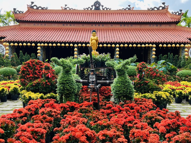 Không gian Phật đản tràn ngập sắc hoa tại tổ đình Hội Phước (huyện Châu Thành, tỉnh Đồng Tháp) - Ảnh: HP