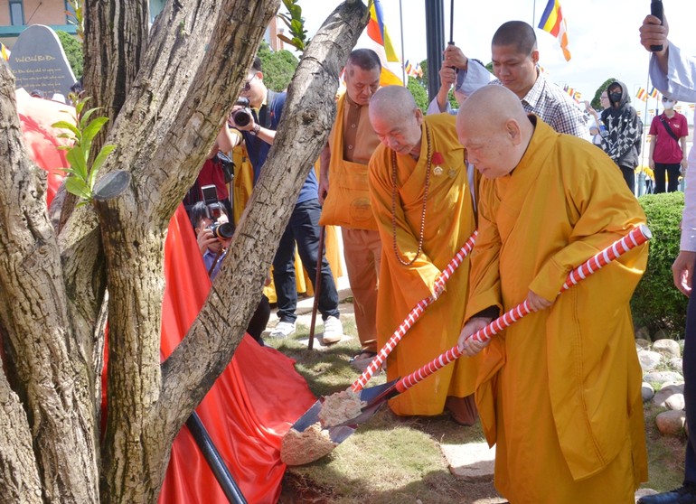Hòa thượng Thích Thiện Nhơn, Chủ tịch Hội đồng Trị sự GHPGVN trồng cây lưu niệm tại khu vực tượng Phật Bà tây Bổ Đà Sơn thuộc Khu du lịch quốc gia Núi Bà Đen (Tây Ninh) sáng 5-11 - Ảnh: Bảo Toàn