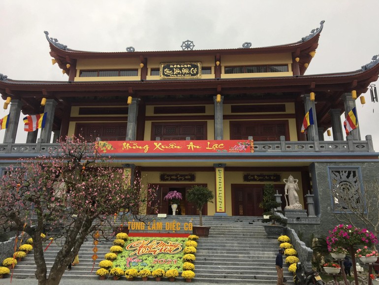 Chính điện chùa Diệc (TP.Vinh) hầu như không có người đến hành lễ trong ngày 6 tháng Giêng 