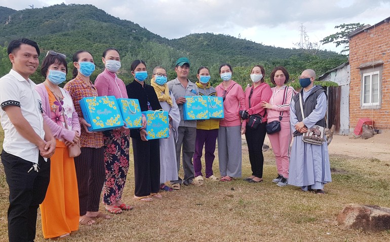 Nhóm Vạn Duyên Từ Tâm trao quà Tết tại xã Vĩnh Lương, thành phố Nha Trang