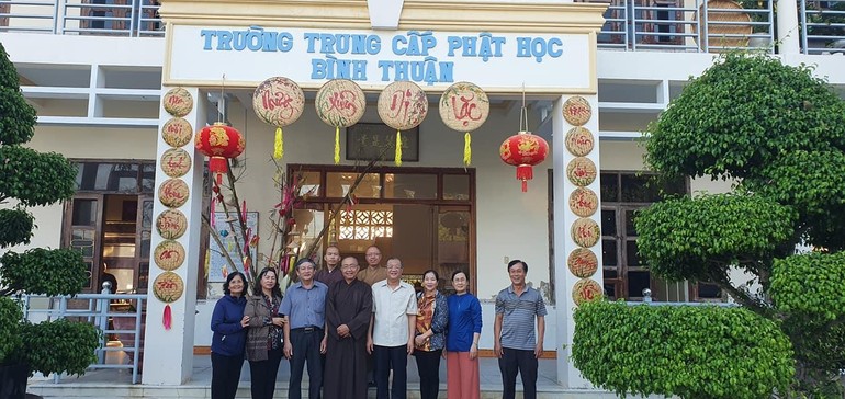 Đoàn nguyên lãnh đạo tỉnh Bình Thuận thăm Trường Trung cấp Phật học tỉnh