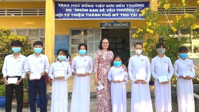 Học sinh Trường THCS Võ Văn Dánh nhận học bổng do tổ San Sẻ Yêu Thương tài trợ