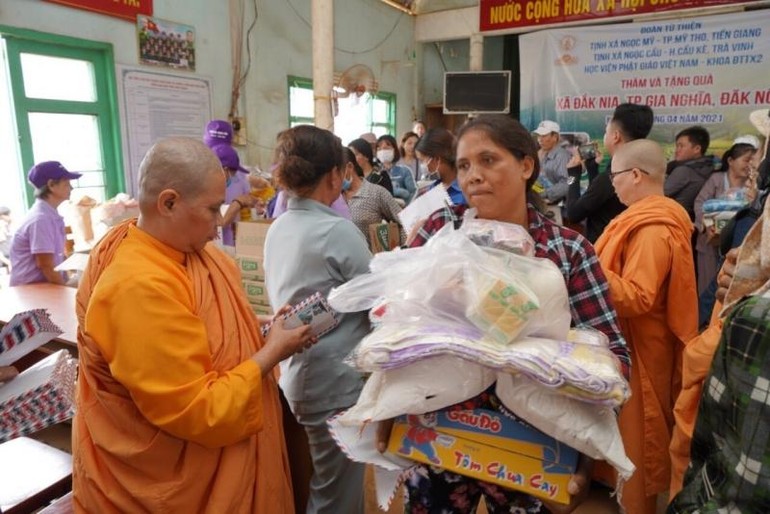 200 phần quà được đoàn từ thiện trao đến bà con địa phương thôn Bon Ting Wel Đơm, xã Đắk Nia
