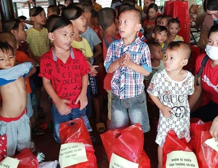 Ban Từ thiện thiền viện Vạn Hạnh trao quà cho các em được nuôi dưỡng tại Mái ấm Mây Ngàn - Ảnh: Phạm Dũng