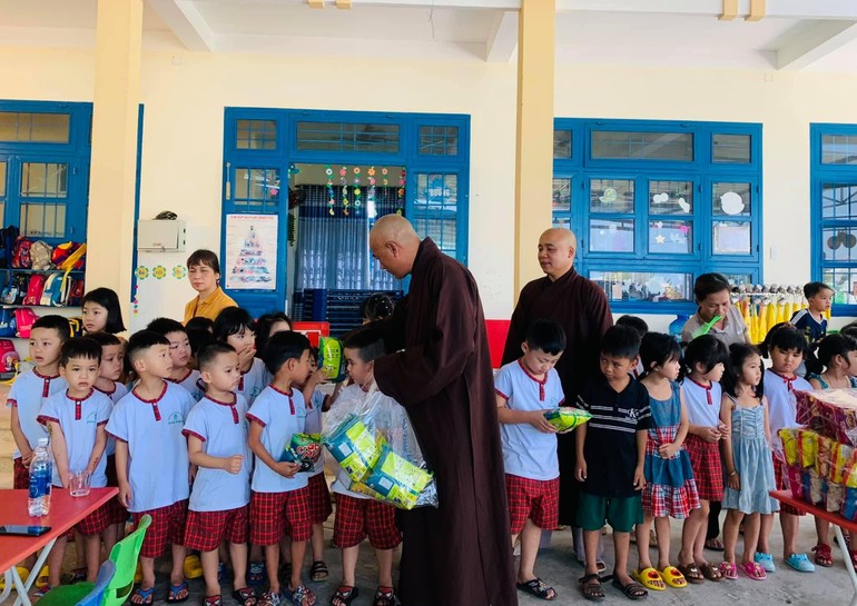 Tặng quà cho học sinh Trường mẫu giáo Bình Phục, huyện Thăng Bình, tỉnh Quảng Nam