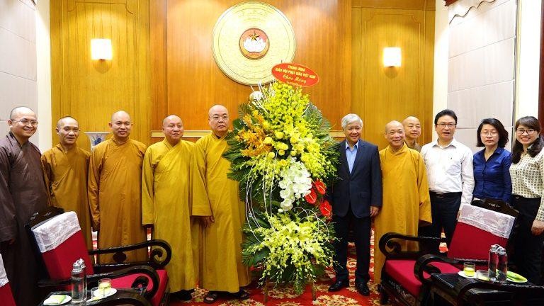chư tôn đức Trung ương chúc mừng ông Đỗ Văn Chiến vừa được đảm nhiệm Chủ tịch Ủy ban TƯMTTQVN