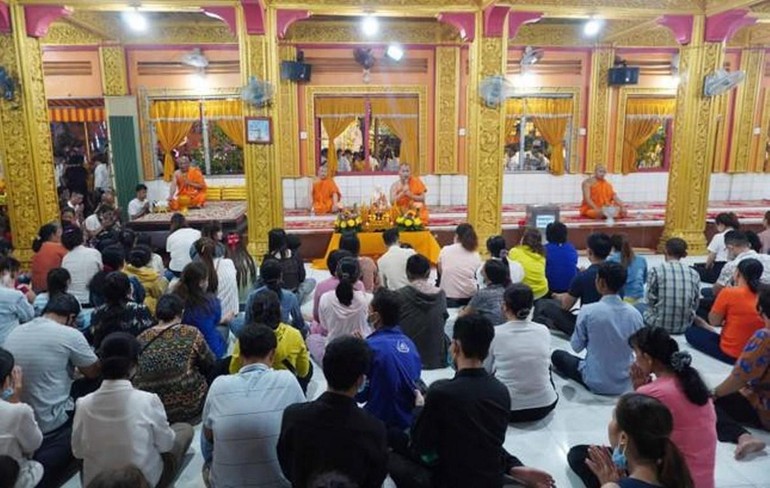 Phật tử về chùa Candaransi đón Tết Chôl Chnăm Thmây.