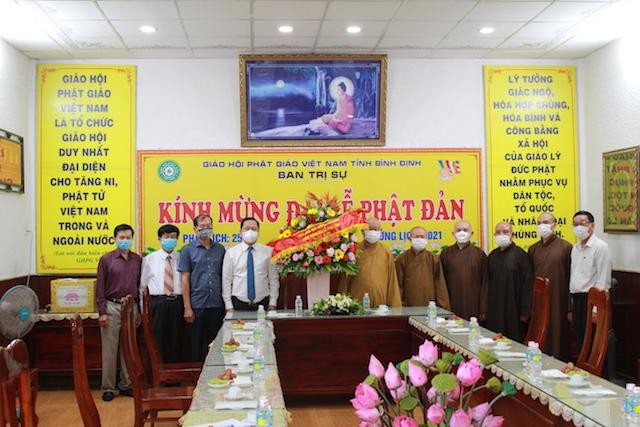 Lãnh đạo Tỉnh ủy tỉnh Bình Định chúc mừng Phật đản đến chư tôn đức Ban Trị sự GHPGVN tỉnh