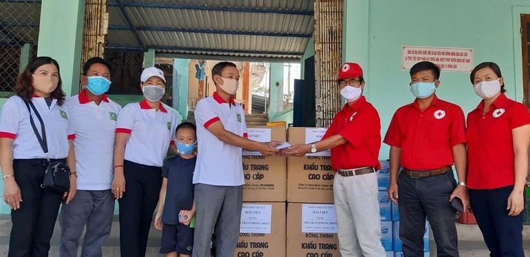 Hội Chữ thập đỏ huyện Phong Điền cùng các tổ chức khẩu trang, nước uống đến bệnh nhân cách ly và các chốt kiểm soát y tế