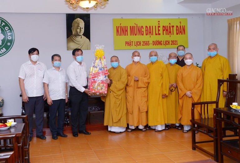 Ông Nguyễn Duy Tân tặng quà chúc mừng Phật đản đến chư tôn đức Hội đồng Trị sự GHPGVN 
