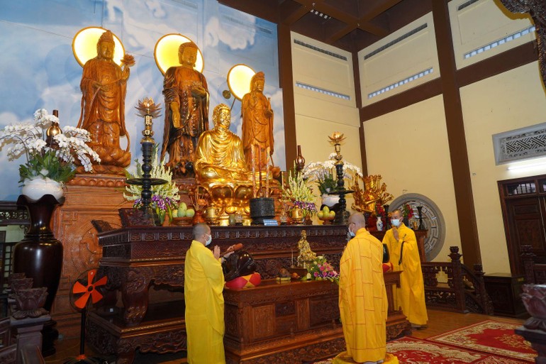 Chư tôn đức Ban Trị sự đảnh lễ Tam bảo, tác pháp An cư kiết hạ Phật lịch 2565