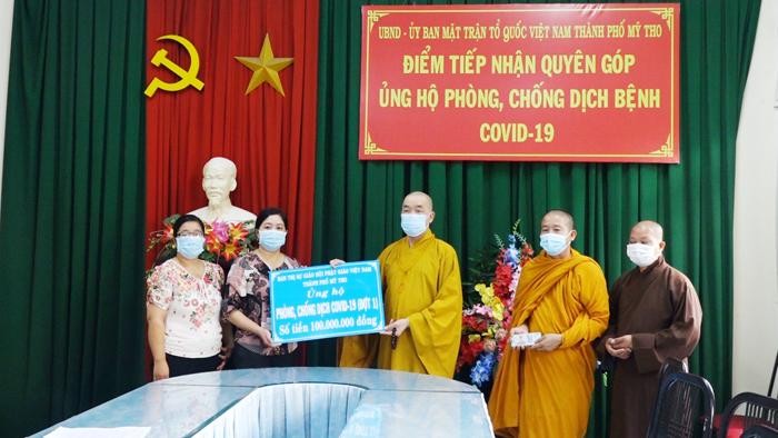 Thượng tọa Thích Quảng Lộc trao tiền ủng hộ đến bà Lê Thị Hồng Trang, Phó Chủ tịch UB MTTQVN TP.Mỹ Tho 