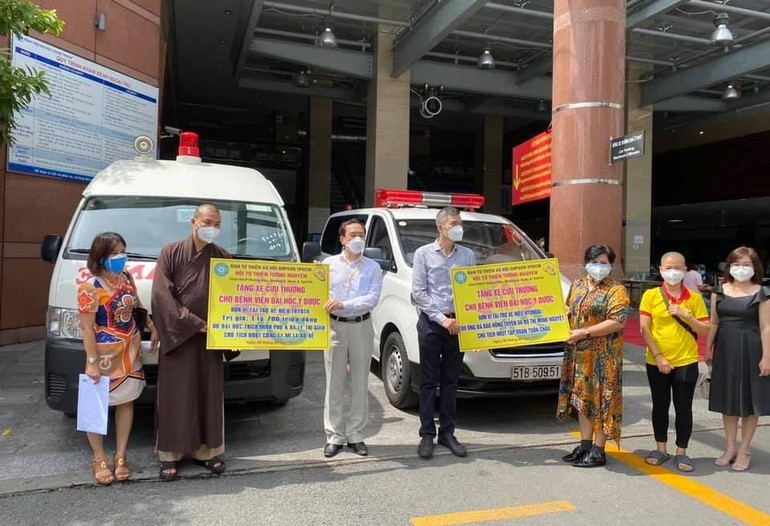 Đại đức Thích Minh Phú, mạnh thường quân tặng 2 xe cứu thương đến Ban Giám đốc Bệnh viện Đại học Y dược TP.HCM