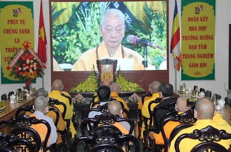 Tăng Ni, Phật tử tại Huế lắng nghe Trưởng lão Hòa thượng Thích Trí Quảng dâng lời tưởng niệm của GHPGVN