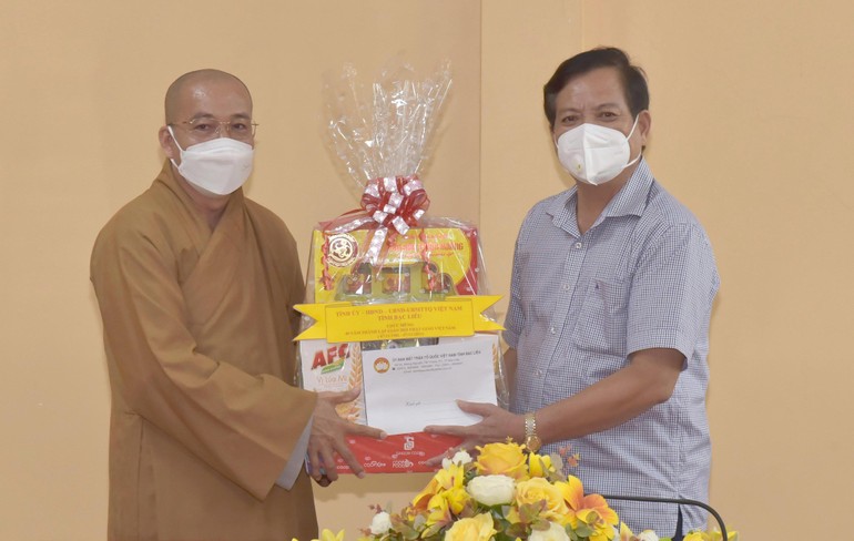  Ông Nguyễn Văn Hòa tặng quà chúc mừng Ban Trị sự tỉnh nhân Kỷ niệm 40 năm thành lập GHPGVN