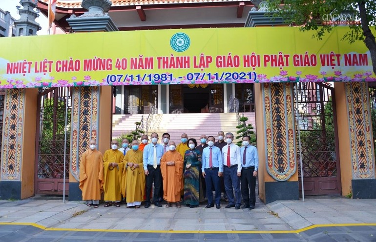 Đoàn lãnh đạo Thành ủy, HĐND, UBND, UBMTTQVN, Ban Tôn giáo TP.HCM đến thăm, chúc mừng nhân Kỷ niệm 40 năm thành lập GHPGVN