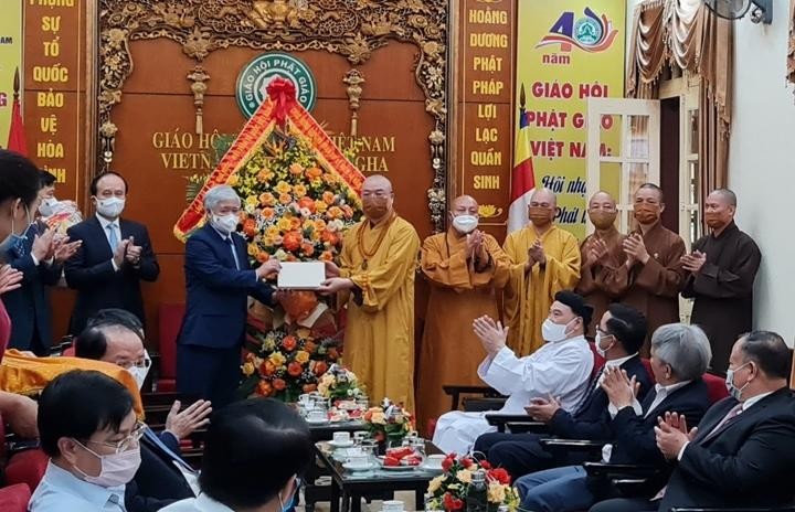 Ông Đỗ Văn Chiến tặng hoa chúc mừng nhân Kỷ niệm 40 năm thành lập GHPGVN
