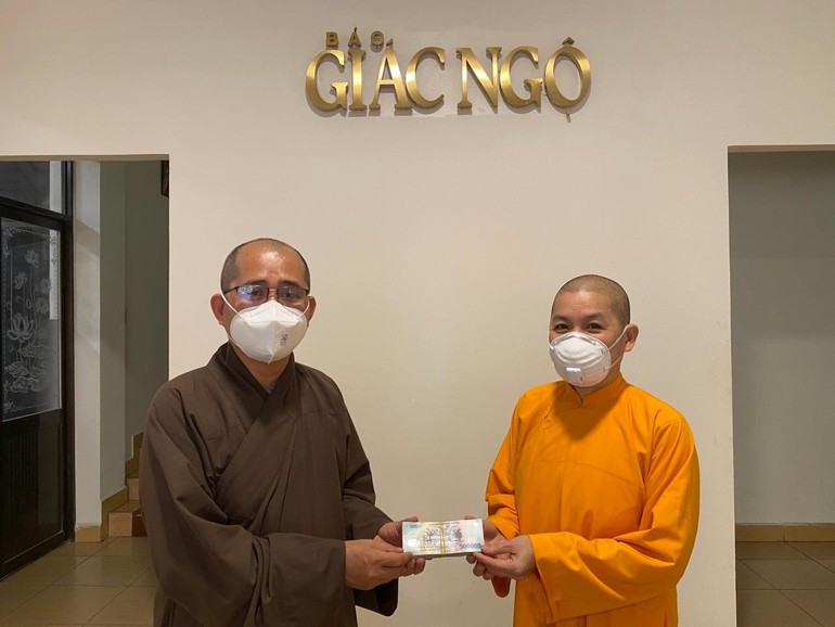 Đại đức Thích Pháp Đăng đến đại diện Ban Từ thiện - Xã hội báo Giác Ngộ 72,2 triệu đồng từ sự ủng hộ của Phật tử Đạo tràng Pháp Hoa miền Bắc 