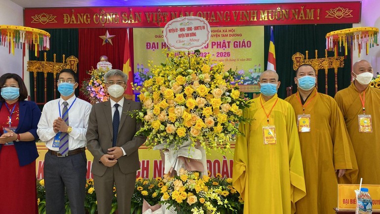 Lãnh đạo Huyện ủy Tam Dương trao lẵng hoa chúc mừng đại hội