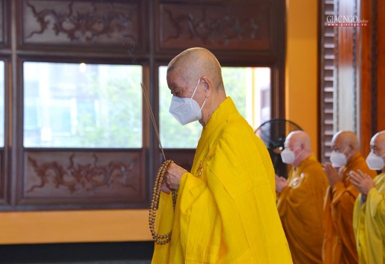 Trưởng lão Hòa thượng Thích Trí Quảng niêm hương tại chánh điện Việt Nam Quốc Tự