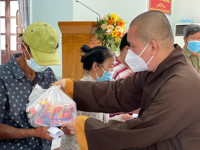 Đoàn thiện nguyện thiền tự Phước Quang trao quà tại huyện Xuyên Mộc