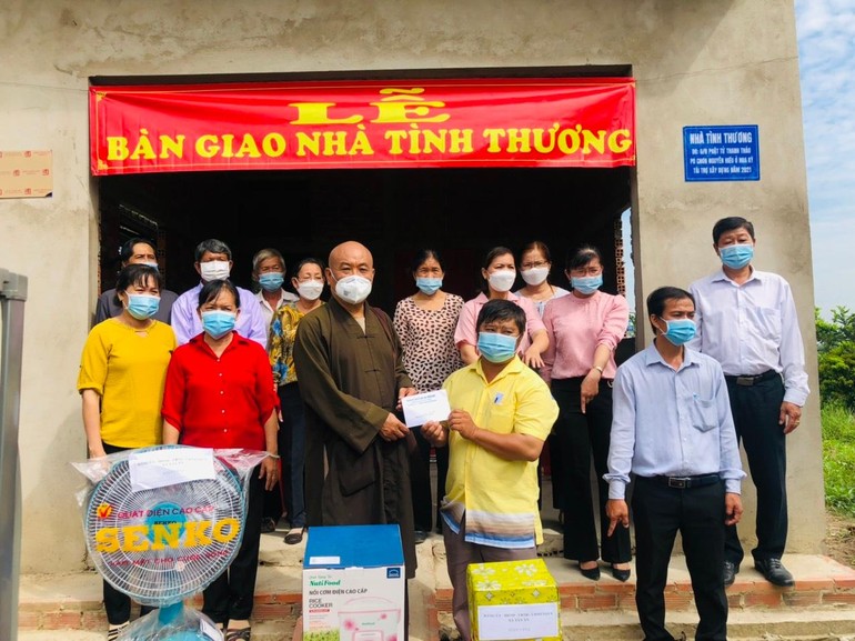 Ban Từ thiện - Xã hội báo Giác Ngộ bàn giao nhà tình thương đến gia đình anh Nguyễn Văn Long - Ảnh: TQ
