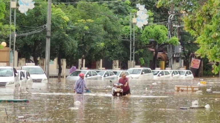 Mưa lũ khiến đường An Dương Vương, TP.Quy Nhơn, Bình Định bị ngập trong nước - Ảnh: CTV