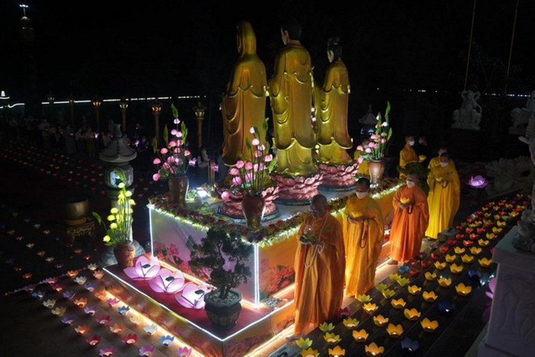 Tại chùa Từ Lâm trang nghiêm diễn ra lễ hoa đăng nhân Kỷ niệm ngày vía Đức Phật A Di Đà