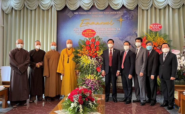 Đoàn Trung ương GHPGVN tặng hoa chúc mừng đến Hội thánh Tin Lành Việt Nam 