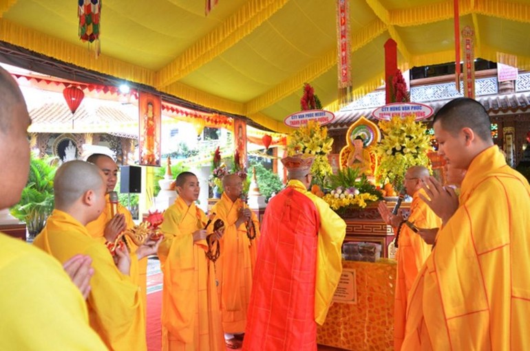 Chư Tăng cầu siêu hương linh tử vong trong đại dịch Covid-19, tại chùa Phổ Quang