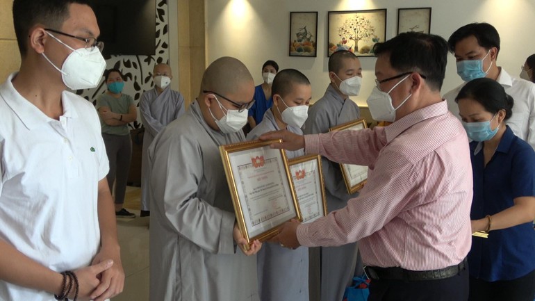 Ông Lưu Mạnh Hải, đại diện Ủy ban MTTQVN TP.HCM trao Bằng khen đến tình nguyện viên Phật giáo