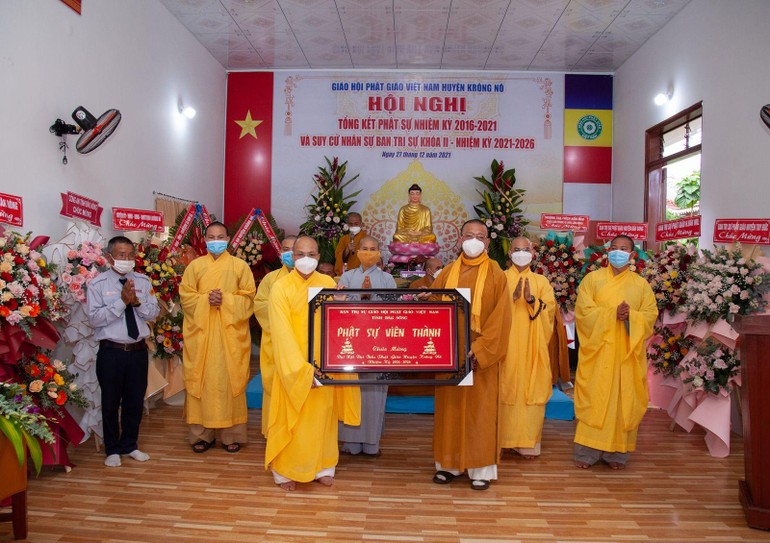 Lãnh đạo Giáo hội tỉnh trao bảng tuyên dương "Phật sự viên thành"