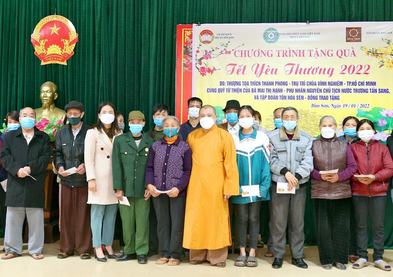 Trao 400 suất quà Tết đến 400 gia đình khó khăn tại tỉnh Thanh Hóa