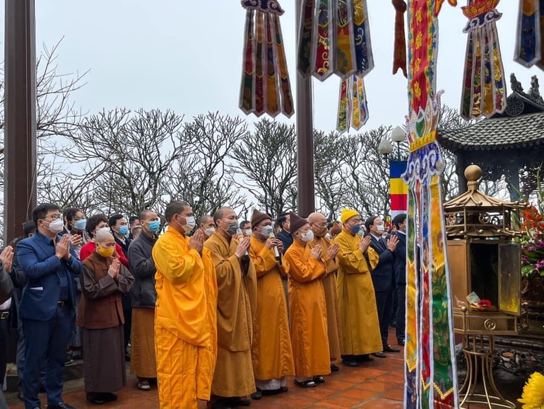Chư tôn đức Ban Trị sự Phật giáo tỉnh Quảng Ninh thực hiện lễ dâng hương cầu quốc thái dân an