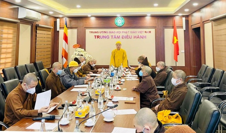 Hòa thượng Thích Thanh Nhiễu phát biểu tại buổi họp Ban Thường trực Hội đồng Trị sự, tại chùa Quán Sứ - Ảnh: TMQ