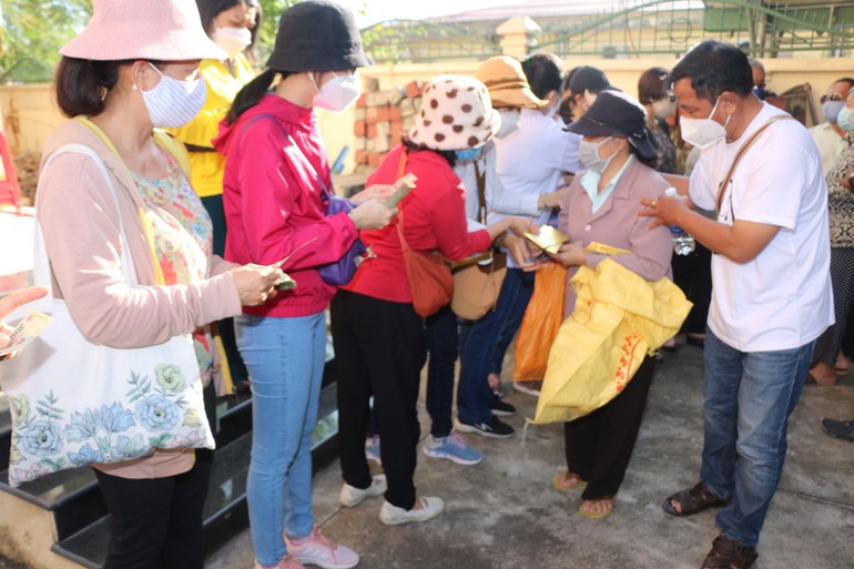 Ban Từ thiện thiền viện Vạn Hạnh tặng quà người khiếm thị tại tỉnh Đồng Nai - Ảnh: CTV