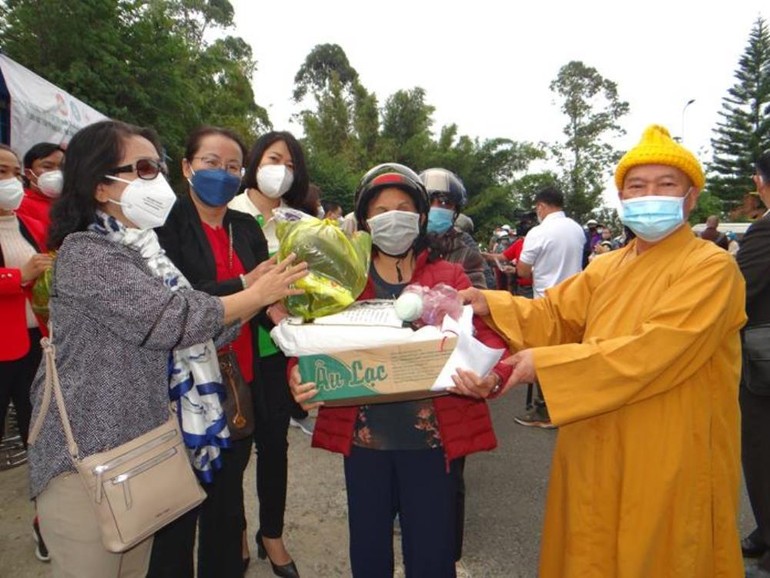 Hòa thượng Thích Viên Thanh, Phó ban Trị sự Phật giáo Lâm Đồng trao quà đến hộ nghèo
