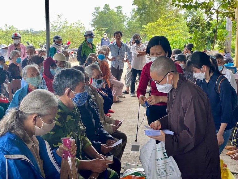 Đoàn từ thiện chùa Từ Hiếu -TP.Huế trao quà đến người mù